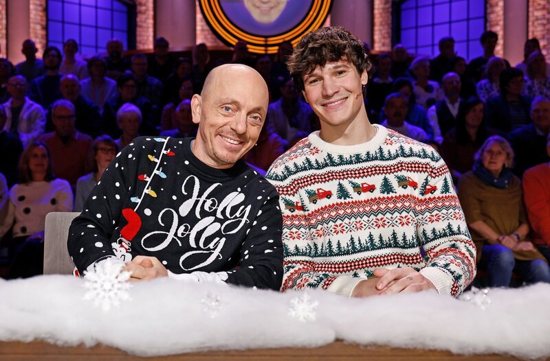 Rateteam-Kapitän Bernhard Hoëcker (l.) mit dem Popsänger und Songwriter, Wincent Weiss (r.). – Bild: ARD/NDR/Morris Mac Matzen Rateteam-Kapitän Bernhard Hoëcker (l.) mit dem Popsänger und Songwriter, Wincent Weiss (r.). – Bild: ARD/NDR/Morris Mac Matzen
