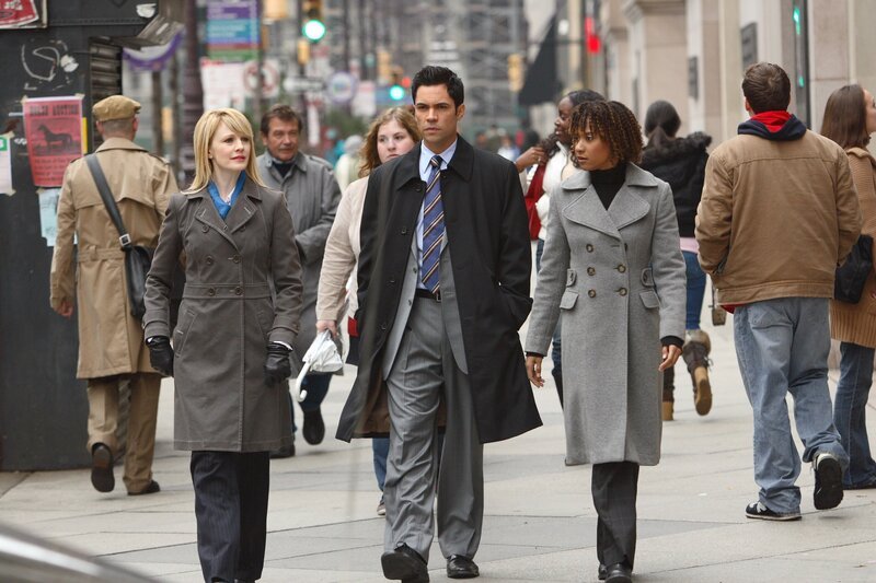 In einem Auto am Grunde eines Sees wird die Leiche von Marlene Bradford entdeckt, die 1999 spurlos verschwand und ihre beiden Töchter als Waisen zurückließ. Kat Miller, Lilly Rush und Scott Valens öffnen erneut die Akten … – Bild: Warner Bros. Television