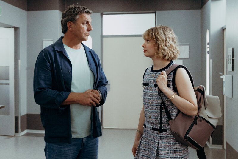 Hanna Rieger (Berit Vander) macht sich Sorgen und bittet Dr. Martin Gruber (Hans Sigl) um Hilfe. – Bild: ZDF und Sabine Finger Fotografie