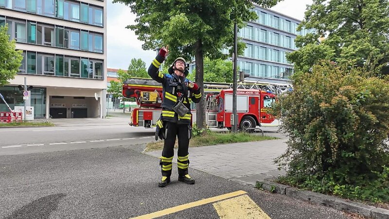 Michi as Fire brigade group leader during a drill at Fire Station 3 – Bild: Warner Bros. Discovery, Inc. or its subsidiaries and affiliates