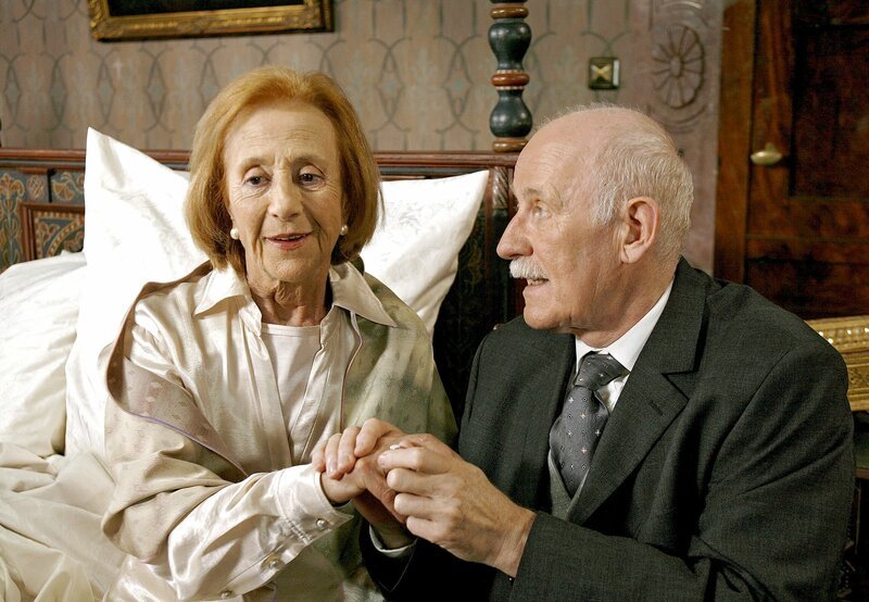 Die sieche Gräfin Marietta von Junkersdorf (Rosemarie Fendel) heiratet ihre große Jugendliebe Max (Elert Bode). – Bild: rbb/​ARD Degeto/​Diane Krüger