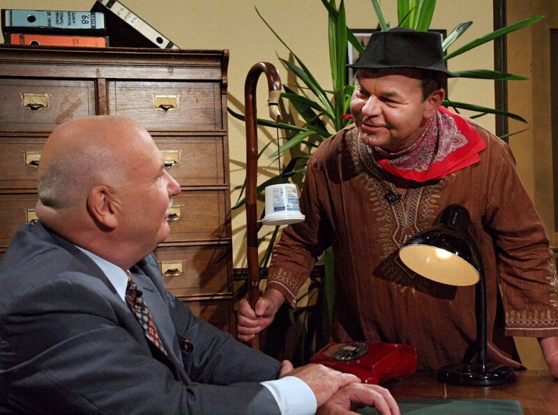 Hannes (Albin Braig, re.) ist durch eine Erscheinung ein berühmter Pilgerführer geworden. (li: Bürgermeister (Karlheinz Hartmann)). – Bild: SWR/braig-productions Hannes (Albin Braig, re.) ist durch eine Erscheinung ein berühmter Pilgerführer geworden. (li: Bürgermeister (Karlheinz Hartmann)). – Bild: SWR/braig-productions