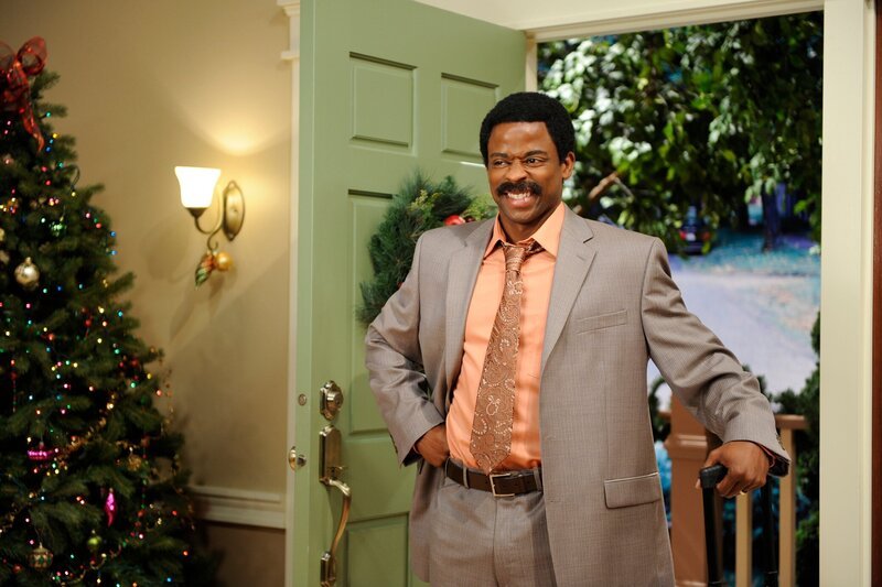 PSYCH -- „The Polarizing Express“ -- Pictured: Dule Hill as Gus Guster – Bild: USA Network /​ UNIVERSAL CHANNEL