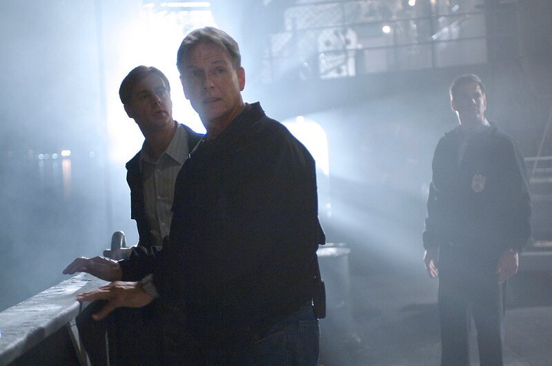Auf einem geheimen Navy-Forschungsschiff wird eine Leiche gefunden. Gibbs (Mark Harmon, M.), McGee (Sean Murray, l.) und Tony (Michael Weatherly, r.) werden mit dem Fall beauftragt … – Bild: AXN
