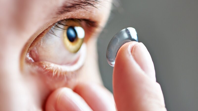 Young woman with contact lens – Bild: Show Promotion Only – Royalty Free image from Thinkstock /​ sergeyryzhov