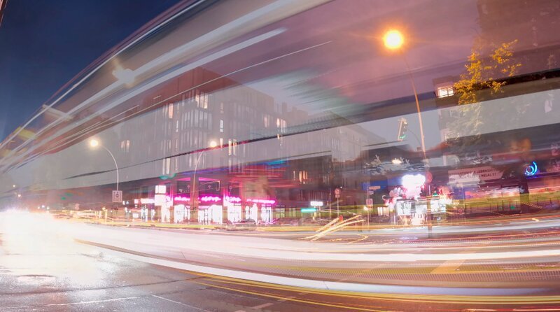 Die Potsdamer Straße bei Nacht. – Bild: rbb