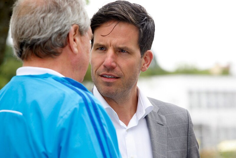 Bernhard (Friedrich von Thun, links) hilft Ingo (Tim Bergmann) bei der Lösung eines schwierigen Problems. – Bild: ARD Degeto/​Erika Hauri