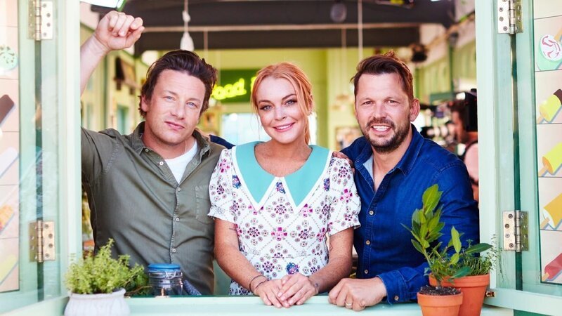 Jamie Oliver (l.), Lindsay Lohan, Jimmy Doherty – Bild: RTL /​ Jamie Oliver Enterprises Limited