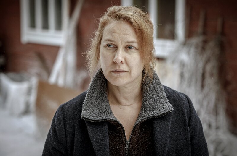 Die Polizistin Alice (Eva Melander) bearbeitet zwei Vermisstenfälle. – Bild: SVT 2020/​Johan Paulin