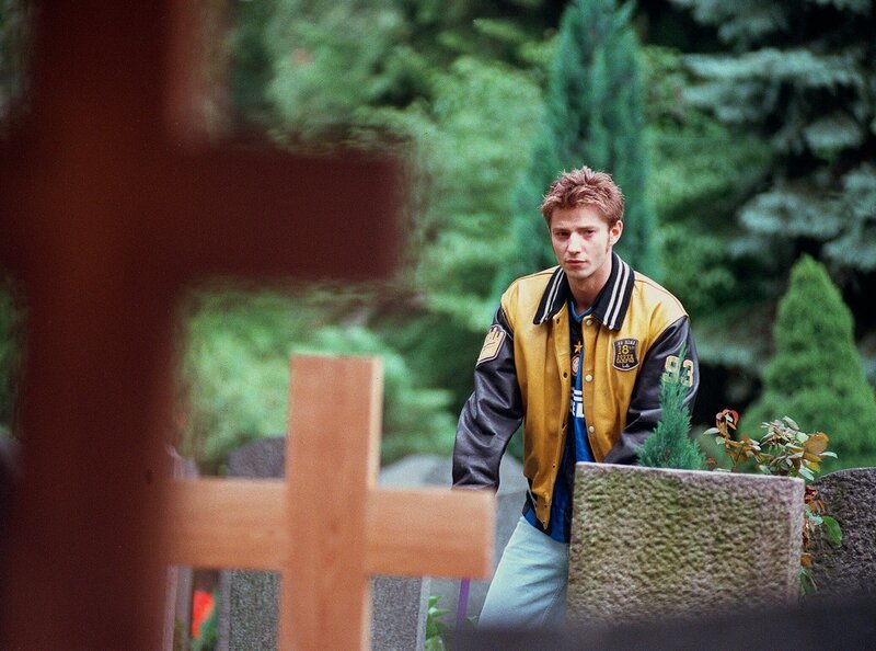 MDR Fernsehen IN ALLER FREUNDSCHAFT FOLGE 4, „Die schreckliche Wahrheit“, am Freitag (06.01.12) um 12:30 Uhr. Christoph Stark (Igor Jeftic) auf dem Friedhof. – Bild: MDR/​Laue