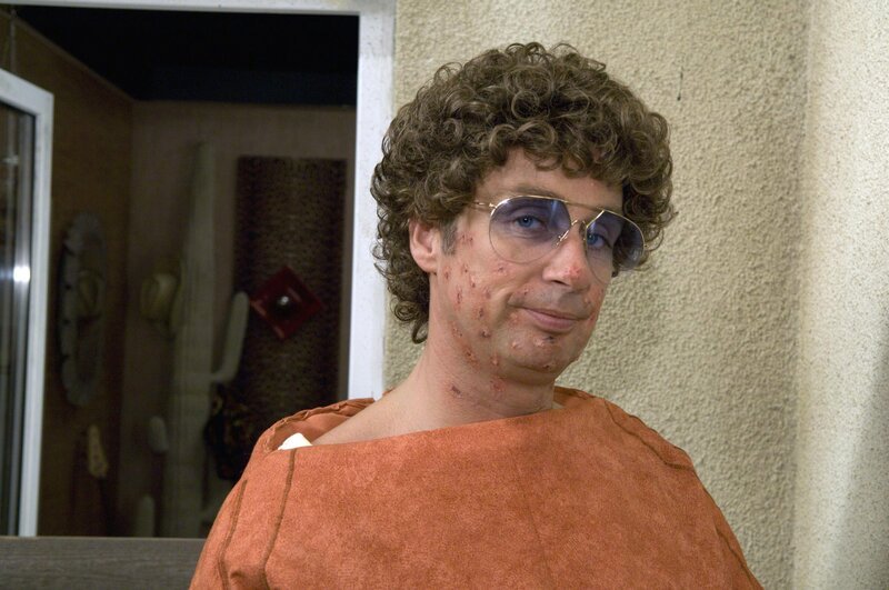 Die Rache der Frauen ist besonders süß: Atze (Atze Schröder) ahnt, woher er den Hautausschlag hat … – Bild: Marlyse Press Photo