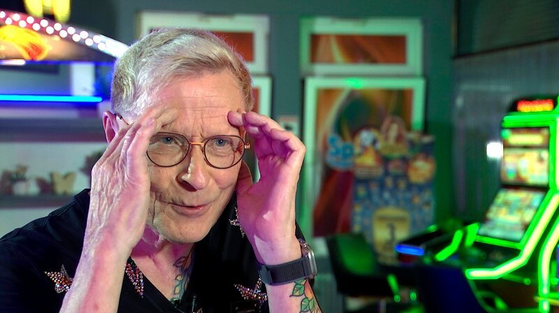 Spielhallenbetreiber Wolfgang - Wolle - Förster in der Spielhalle – Bild: MDR Spielhallenbetreiber Wolfgang - Wolle - Förster in der Spielhalle – Bild: MDR