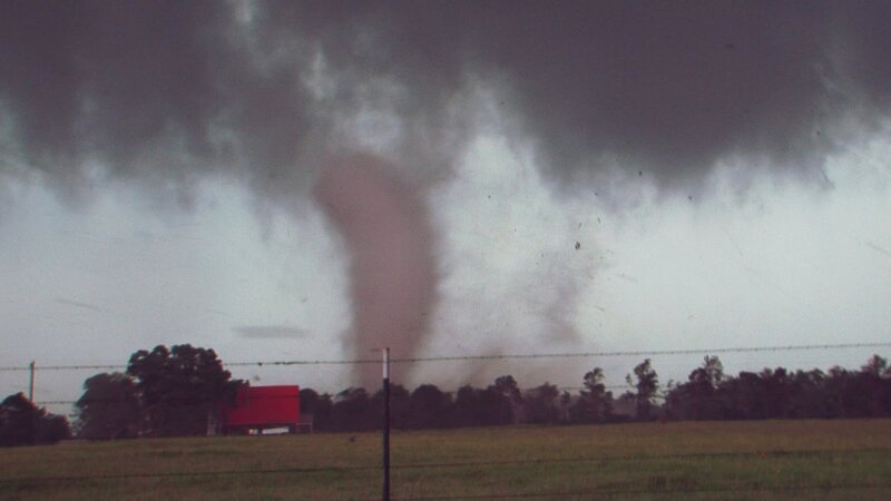 A powerful tornado threatens to demolish a house in Texas. – Bild: Discovery Communications