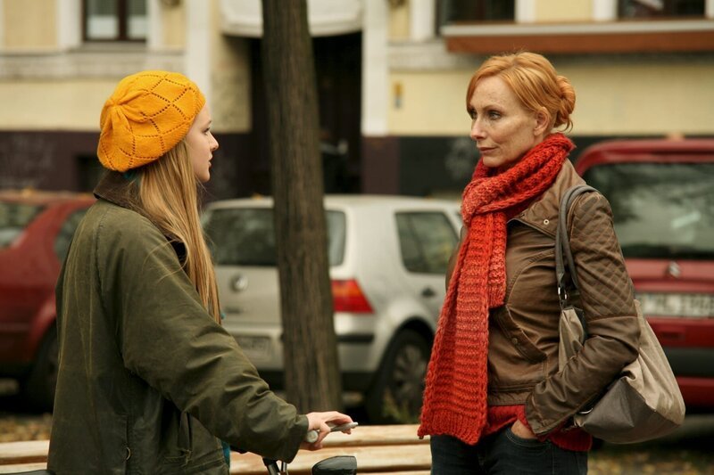 L-R: Lena (Lucie Hollmann), Bella (Andrea Sawatzki) – Bild: Romance TV (DE) /​ ZDF /​ Volker Roloff
