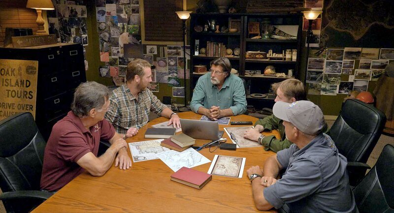 Marty Lagina (l.), Matty Blake (2.v.l.), Rick Lagina (m.) – Bild: aebox /​ HISTORY /​ Prometheus Entertainment