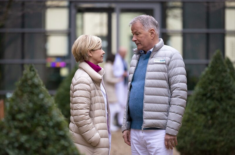 Dr. Kathrin Globisch (Andrea Kathrin Loewig) erzählt ihrem Mann Dr. Roland Heilmann (Thomas Rühmann), dass sie die Behandlung abgeben wird; Roland vertraut ihr und versichert, dass David Schrader nirgendwo eine bessere Schmerztherapeutin finden wird als Kathrin. – Bild: MDR/​Rudolf Wernicke