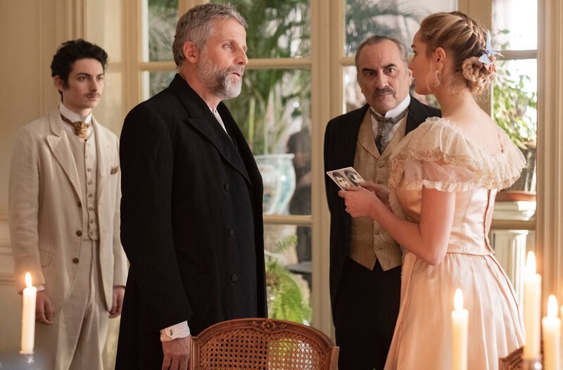 v.l.n.r. Julien de la Ferté (Théo Fernandez), Célestin Hennion (Stéphane Guillon) Auguste de Jeansin (Antoine Duléry) und Alice de Jeansin (Camille Lou). – Bild: WDR/​Denis Manin /​ TF1/​ Quad Télévision