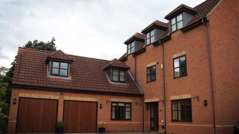 Als ihre Kinder aus dem Haus sind, ziehen Scott und Traci McLeod in ein kleineres Zuhause. Doch mitten im Umzug erhält Scott von seiner Firma ein verlockendes Jobangebot aus England. Das könnte der perfekte Zeitpunkt sein, ein neues Abenteuer zu beginnen. Aber ein Haus in einem neuen Land zu finden, dass dem Lebensstil und dem Budget des Ehepaare entspricht, ist keine leichte Aufgabe. – Bild: HGTV