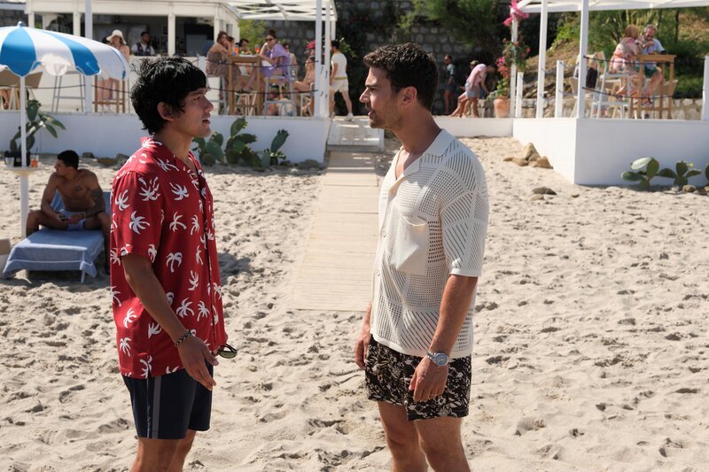 L-R: Ethan Spiller (Will Sharpe) und Cameron Sullivan (Theo James) – Bild: Fabio Lovino/​HBO /​ Warner /​ Die Verwendung ist nur bei redaktioneller Berichterstattung im Rahmen einer Programmankündigung ab 2 Monate vor der ersten Auss /​ © 2021 Home Box Office, Inc. All rights reserved. HBO® and all related  …