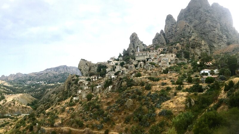 Verlassene Bergdörfer wie Pentedattilo sind mittlerweile eine Touristenattraktion. – Bild: SR/​Sven Rech