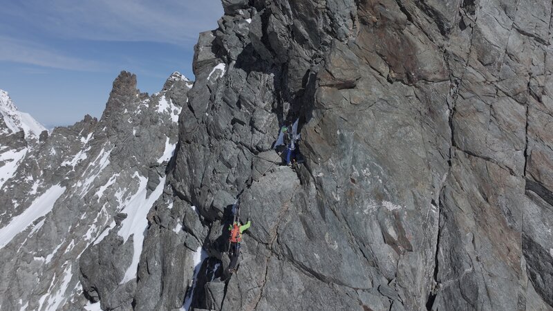 Andreas Hanser (Kalser Bergführer) und Michael Amraser (Kalser Bergführer) am winterlichen Stüdlgrat – Bild: ServusTV /​ Timeline Production