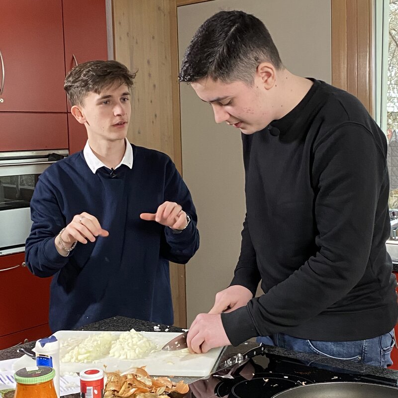 Für ihr Dinner wollen Adrian und Elton einige traditionelle Leckereien aus dem Balkan zubereiten. – Bild: SWR/​Christina Schröder