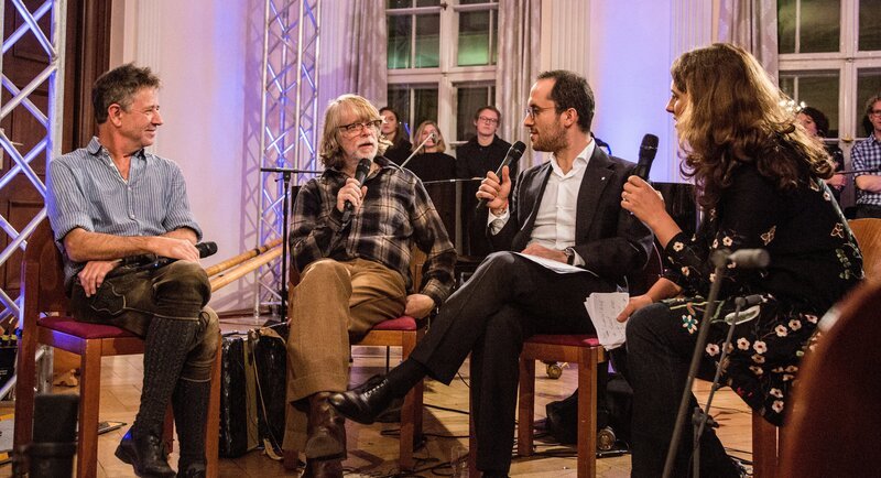Helge Schneider und Igor Levit, zwei einzigartige und grundverschiedene Musiker, treffen sich zum allerersten Mal, um gemeinsam Musik zu machen. Am Ende von nur einem Probetag geben sie ein exklusives Konzert. Gastgeber des neuen Z’am-rocken-Konzepts ist Bayerns bekannteste Musikfamilie: die Wells (Ex-Biermösl Blosn). – Bild: BR /​ Martina Bogdahn