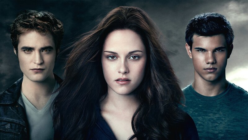 Kaum sind Vampir Edward (Robert Pattinson, li.) und seine große Liebe Bella (Kristen Stewart) wieder vereint, ist ihr Glück erneut in Gefahr; Werwolf Jacob (Taylor Lautner, re.) kämpft um Bella und mysteriöse Morde sorgen für Aufregung. – Bild: RTL II