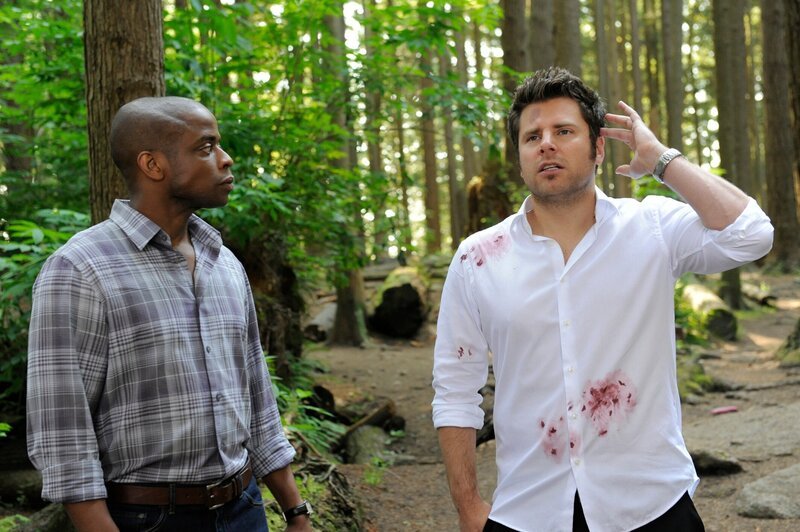 PSYCH -- „Right Turn or Left for Dead“ Episode 708 -- Pictured: (l-r) Dule Hill as Gus Guster, James Roday as Shawn Spencer – Bild: USA Network Media, LLC /​ UNIVERSAL CHANNEL