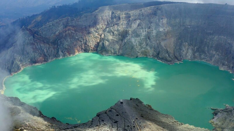 Der Kawah Ijen auf Java. Das Wasser seines Kratersees ist extrem säurehaltig. – Bild: Sam Caro /​ ZDF