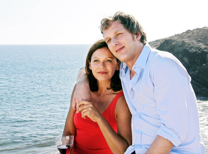 ARD GELD.MACHT.LIEBE, Folge 5, BÖSES ERWACHEN. Philipp (Kai Lentrodt) und Mona (Angela Roy) haben eine wunderschöne Zeit auf Ibiza. – Bild: ARD Degeto/​Tivoli Film/​Flo Lackner