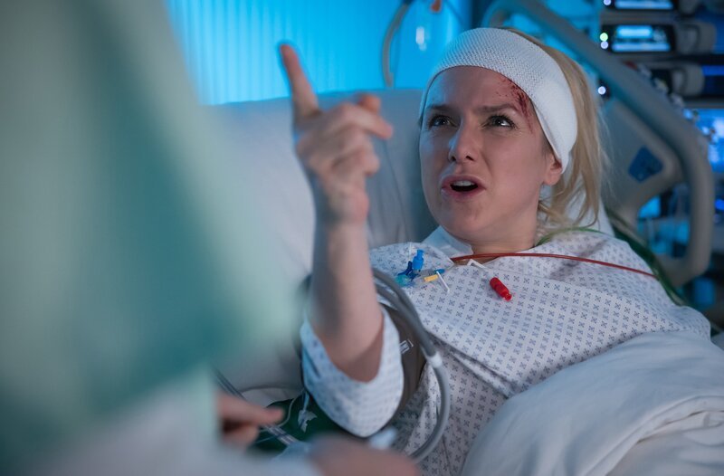 Lara Antonik (Jeanette Biedermann) hat auch gegenüber dem Personal der Sachsenklinik ihre aggressiven Ausbrüche. – Bild: MDR/​Rudolf Wernicke