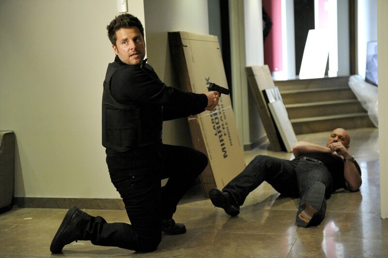 Psych Season 7 Episodenmotiv Santabarbaratown 2 /​ Schuss – Schock – Shawn – Bild: UNIVERSAL CHANNEL