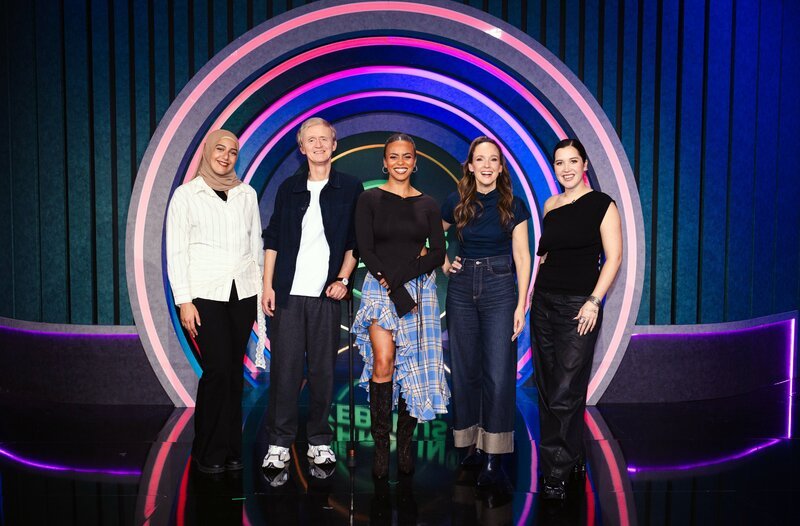 Beim großen Female-Comedy-Quiz treten Carolin Kebekus und Frau Gretel (ganz rechts) gegen Maraam (ganz links) und Pierre M. Krause an. Aminata Belli (in der Mitte) moderiert. – Bild: WDR/​Ben Knabe