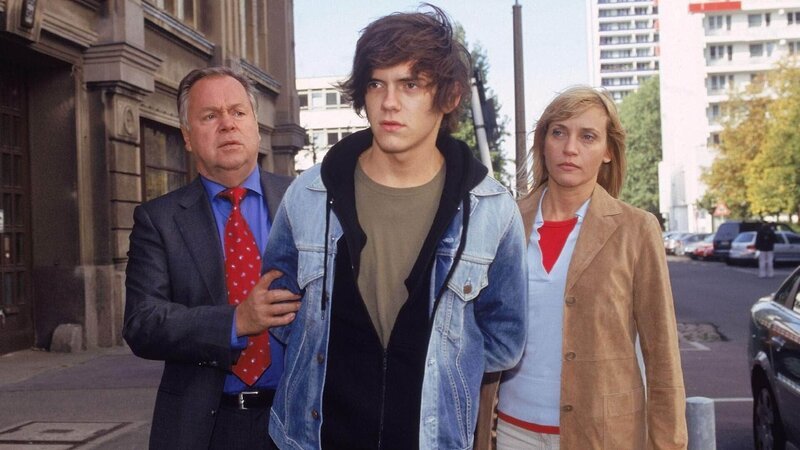 Die Spur der Ermittler führt in das Jugendheim. Janette Schmidt (Roswitha Meyer) beobachtet, wie Andreas Scharf (Philippe Modeß, Mi.) von Kommissar Kehler (Wolfgang Bathke) festgenommen wird. – Bild: MG RTL D /​ Rolf Baumgartner