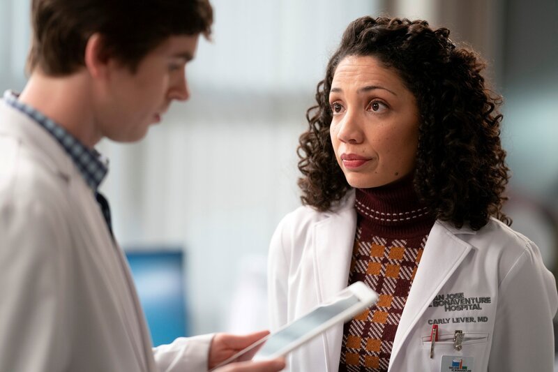L-R:  Dr. Shaun Murphy (Freddie Highmore) and Dr. Carly Lever (Jasika Nicole) – Bild: David Bukach /​ American Broadcasting Companies