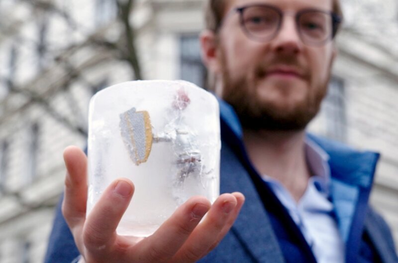 Der Kryoniker Emil Kendziorra ist überzeugt: Auch wenn es heute noch nicht funktioniert und vieles erforscht werden muss, ist nicht ausgeschlossen, dass Menschen in Zukunft nach dem Einfrieren wieder lebendig werden können. – Bild: HR/​mobyDOK