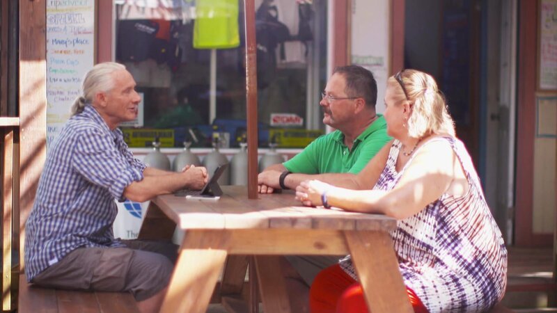 Ein kanadisches Ehepaar hat genug von kalten Wintern. Sie ziehen ins sonnige Honduras und freuen sich auf den tropischen Dschungel, die Sandstrände und die Tauch-Voraussetzungen in Roatan vor der Nordküste. Sie suchen nach einem einzugsbereiten Anwesen am Strand. – Bild: HGTV