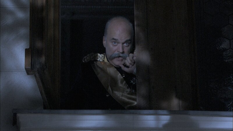 Bismarck ist verzweifelt. Als hätte er damals schon gewusst, was bald auf sein Deutsches Reich zukommen würde. Nach dem Zweiten Weltkrieg gaben viele Menschen ihm die Schuld dafür, dass die Demokratie in Deutschland gescheitert war. Eine große Last, die er auf den Schultern zu tragen hätte. Man kann seine Gedanken förmlich lesen: „Verdammt, wie komme ich aus der Geschichte nur wieder raus?“ – Bild: ZDF und Matthias Haedecke