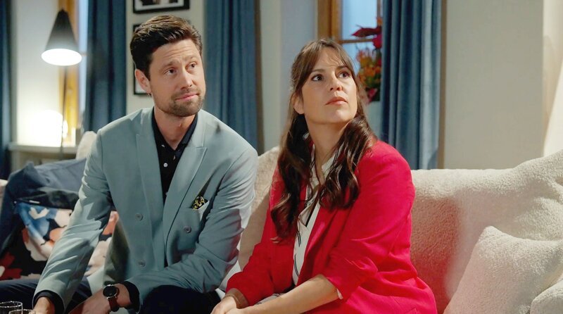 Julius (Jan Stapelfeldt l.) fühlt sich von Franka (Birthe Wolter r.) bevormundet, weil sie ihn vor Richard (Florian Odendahl) „schützen“ will. Doch die Geschwister finden schnell wieder zueinander. Anders Richard (Florian Odendahl): Er geht auf Abstand zu Julius (Jan Stapelfeldt). Aber der gibt nicht auf. – Bild: NDR