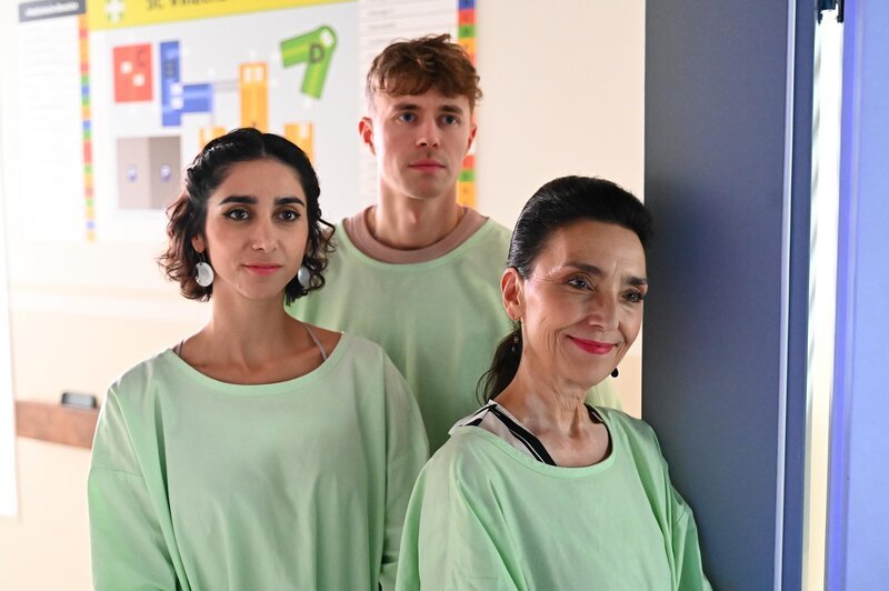 Leyla (Suri Abbassi, l.), Elias (Robin Schick) und Simone (Tatjana Clasing) werden gerührt Zeugen einer bedingungslosen Liebe. – Bild: RTL /​ Julia Feldhagen /​ Meine Braut, mein Herz und Ich