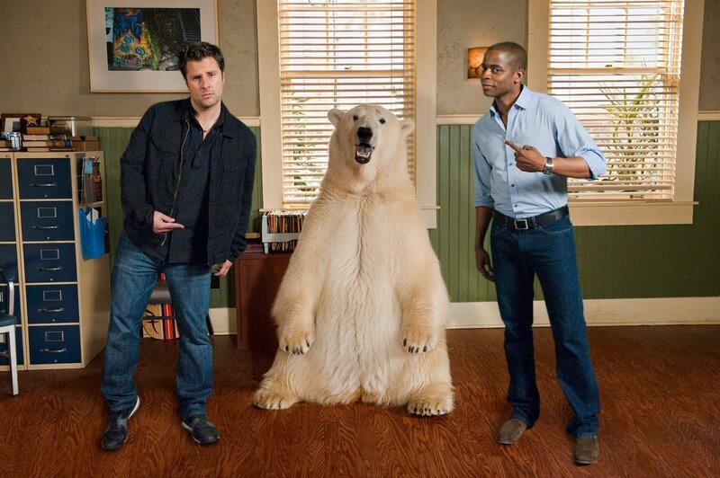 PSYCH -- „DEAD BEAR WALKING“ Episode #5016 -- Pictured: (l-r) James Roday as Shawn Spencer, Polar Bear, Dule Hill as Gus Guster -- Photo by: Alan Zenuk/​USA Network – Bild: USA Network /​ UNIVERSAL CHANNEL