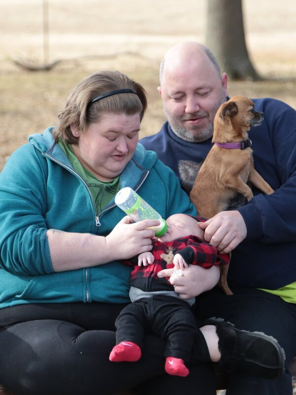 Amy, Michael, baby Gage, and Little Bit relax in the park. – Bild: Molly Mayo /​ TLC /​ Discovery Communications, LLC