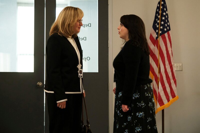 Sarah Paulson als Linda Tripp, Beanie Feldstein als Monica Lewinsky – Bild: Twentieth Century Fox Film Corporation und FX Productions, LLC