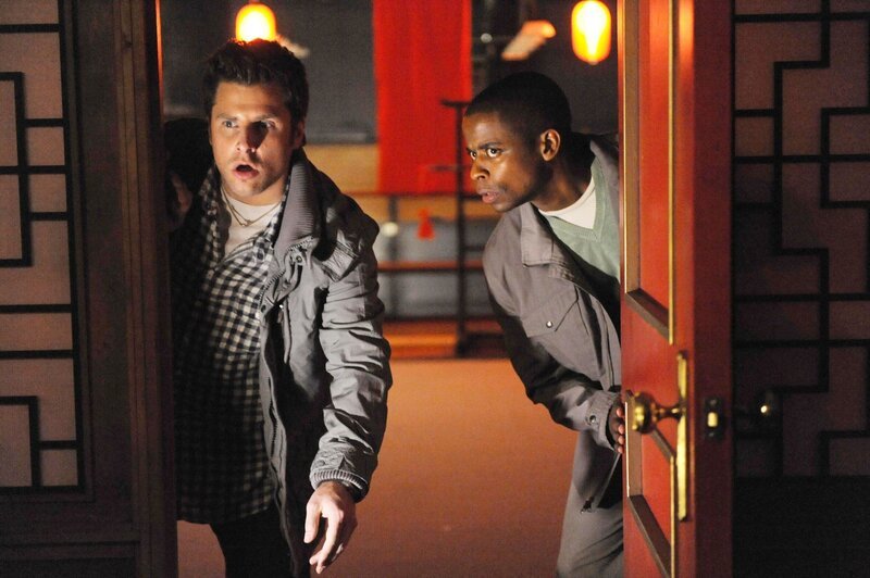 Als die Tochter eines chinesischen Triaden-Bosses verschwindet, ermitteln Shawn (James Roday, l.) und Gus (Dulé Hill) im asiatischen Viertel von Los Angeles. – Bild: NBC Universal Television