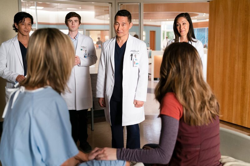 The Good Doctor, Die Macht des Glaubens. Dr. Han ist von Shauns außergewöhnlichen diagnostischen Fähigkeiten überzeugt, gleichzeitig sieht er auch Shauns Schwächen. Deshalb hat er ihn in die Pathologie versetzt, da er davon überzeugt ist, dass Shaun dort sein ganzes Potential ohne Probleme zeigen kann. Shaun wird zwar herzlich aufgenommen, doch er will weiterhin in die Chirurgie. Shauns Kollegen kümmern sich gerade um einen Pater, der seinen Tumor als Strafe Gottes betrachtet und keinerlei schmerzlindernde Mittel einnehmen will. Im Bild (v.li.): Will Yun Lee (Dr. Alex Park), Kelsey Crane (Sadie Barnes), Freddie Highmore (Dr. Shaun Murphy), Daniel Dae Kim (Dr. Jackson Han), Natasha Calis (Jess Barnes), Christina Chang (Dr. Audrey Lim). – Bild: David Bukach/​ABC/​Courtesy of Sony Pictures Television/​American Broadcasting Companies, Inc.