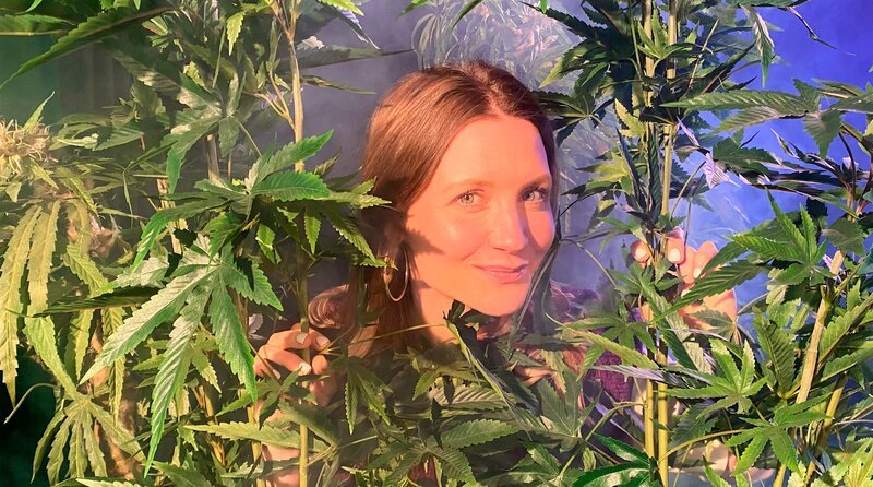 Cannabis-Mythen: Ist es wirklich harmlos? Macht es immer happy? Macht es süchtig? Wir gehen den Fakten auf den Grund! Reporterin Jana – Bild: WDR/tvision Cannabis-Mythen: Ist es wirklich harmlos? Macht es immer happy? Macht es süchtig? Wir gehen den Fakten auf den Grund! Reporterin Jana – Bild: WDR/tvision