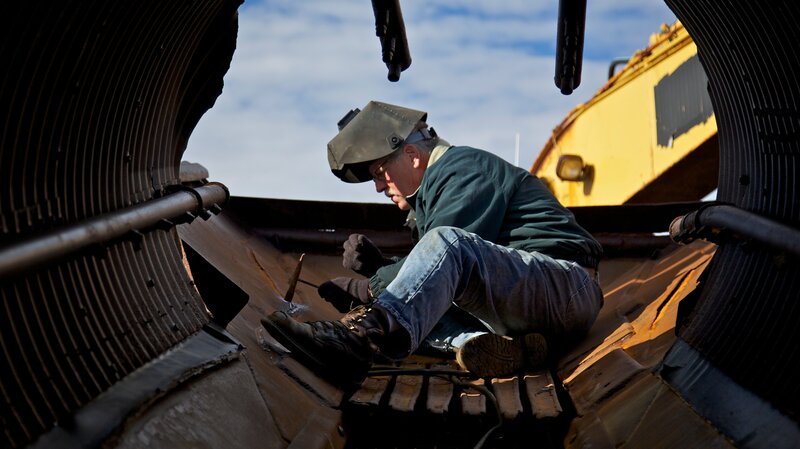 Steve Pomrenke welding on the Christine Rose. – Bild: Nicholas Bunker /​ Discovery Channel