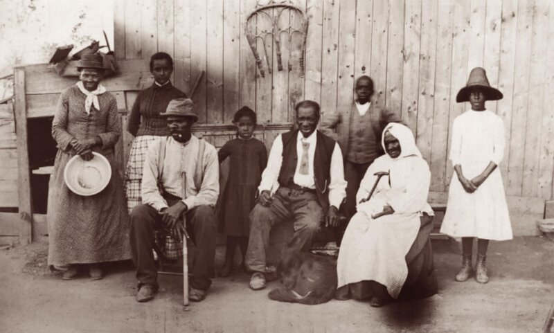 Former slave and Underground Railroad conductor Harriet Tubman, along with her family and former slaves she helped during the Civil War. – Bild: Alpha Historica /​ Alamy Stock Photo