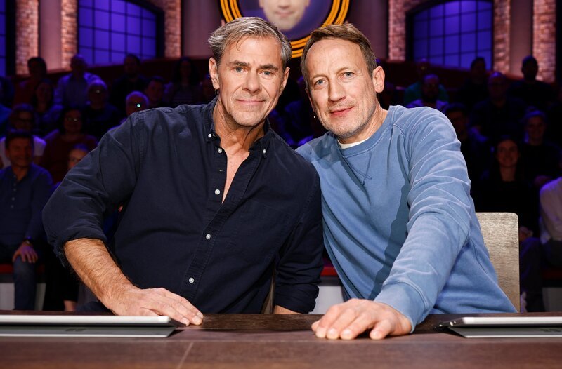 Rateteam-Kapitän Wotan Wilke Möhring (r.) mit Schauspieler Sven Martinek (l.). – Bild: ARD/NDR/Morris Mac Matzen Rateteam-Kapitän Wotan Wilke Möhring (r.) mit Schauspieler Sven Martinek (l.). – Bild: ARD/NDR/Morris Mac Matzen